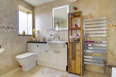 Family Bathroom (alt view)