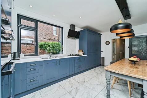 Kitchen (alt view)