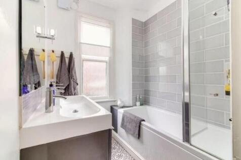 Family Bathroom (alt view)