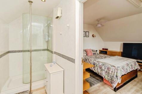 En-suite &amp; Bedroom One