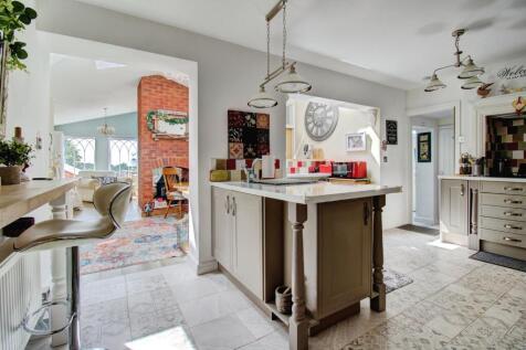 7 - Kitchen to Lounge