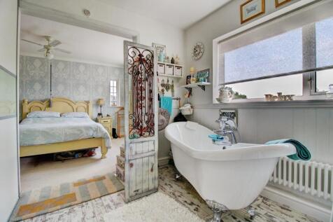 13 - En Suite &amp; Bedroom One