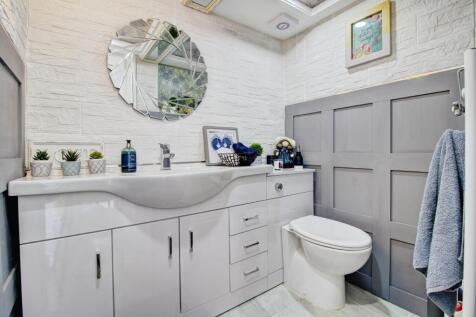 22 - Guest WC