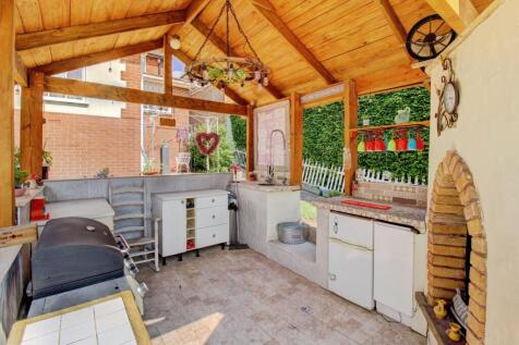 32 - Outdoor Kitchen