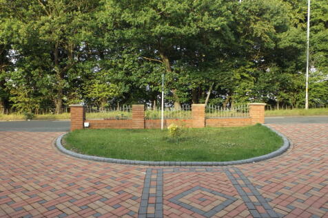 34 - Driveway Garden.JPG