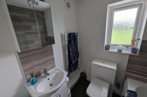 Family Bathroom 1