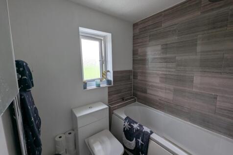 Family bathroom 2