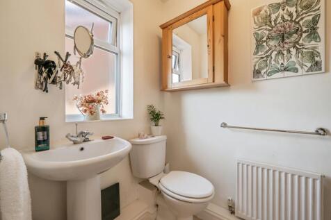 16. Master en-suite