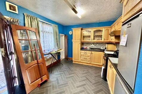 9. Kitchen.JPG