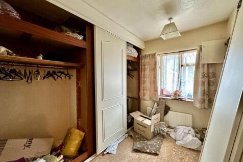 11. Master bedroom.JPG