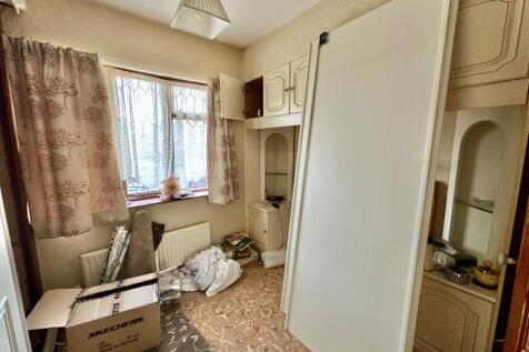 12. Master bedroom.JPG