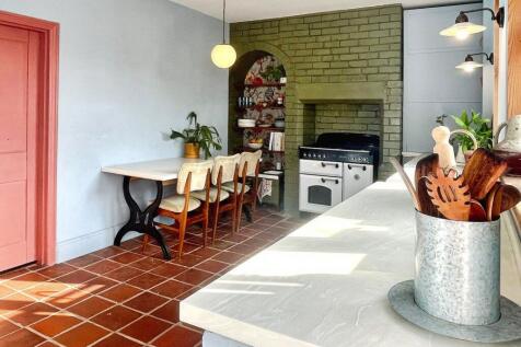 Kitchen (alt view)