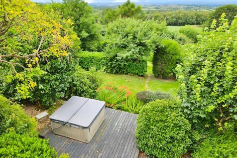Garden &amp; Hot Tub