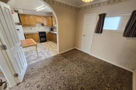 Dining room to kitchen