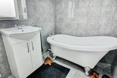 Family Bathroom (bath side)