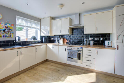 3 LONGSHAW CLOSE-22