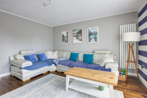 3 LONGSHAW CLOSE-16