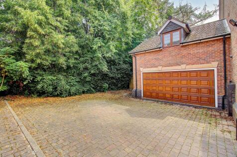 Double Garage &amp; Driveway
