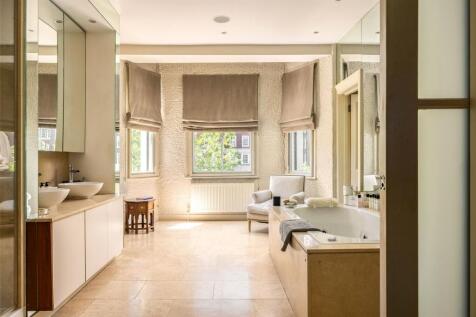 Principal Bathroom