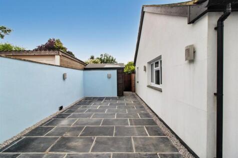 Patio at rear.JPG