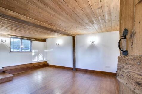 Living Room IN.JPG