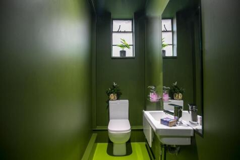 18 Bathroom.jpg