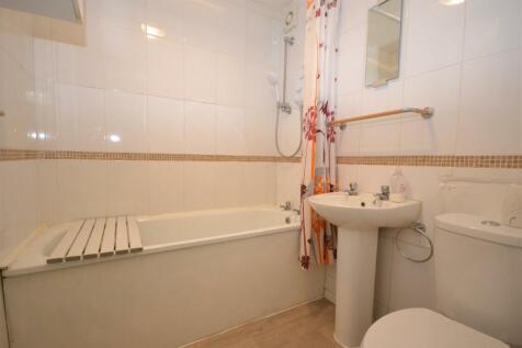 3299 - 44 Epping Green bath.JPG