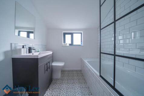 Bathroom (Middle Floor)