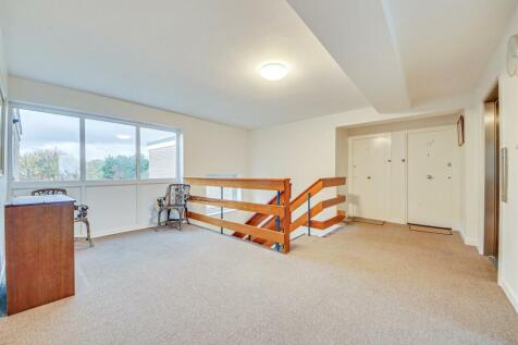 Communal Landing &amp; Lift