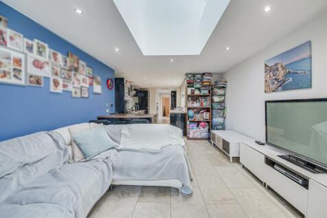 Kitchen / Reception