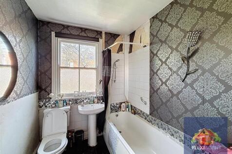 Flat 1 Bathroom