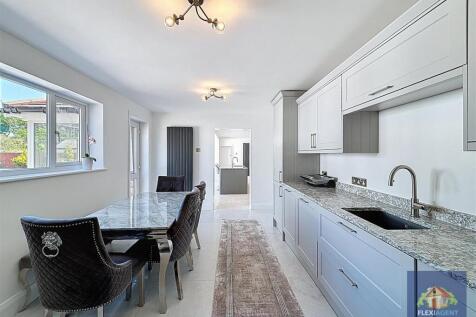 Dine/Extended Kitchen