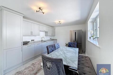 Dine/Extended Kitchen