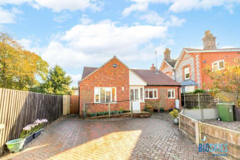 Front of property and driveway