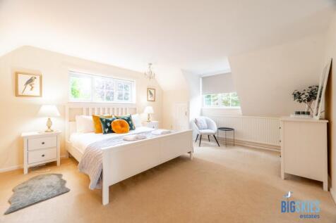 Principal Bedroom - 1st Floor