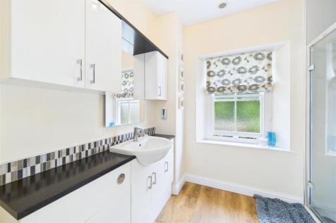 En Suite to Bedroom 4