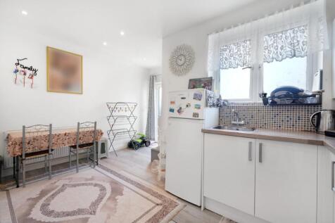 Flat 1 15  15a Empire Parade Great Cambridge Roa