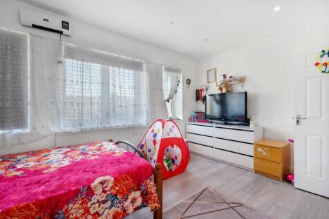 Flat 1 15  15a Empire Parade Great Cambridge Roa