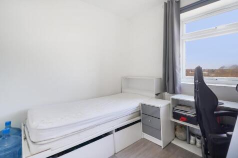 Flat 2 15  15a Empire Parade Great Cambridge Roa