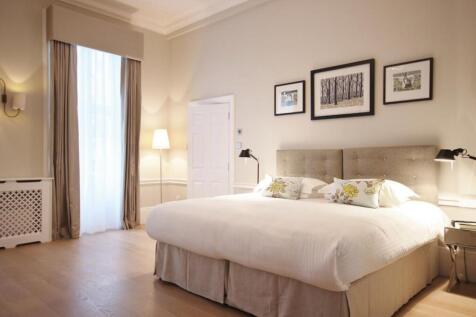 13 Hertford Street bedroom.jpg