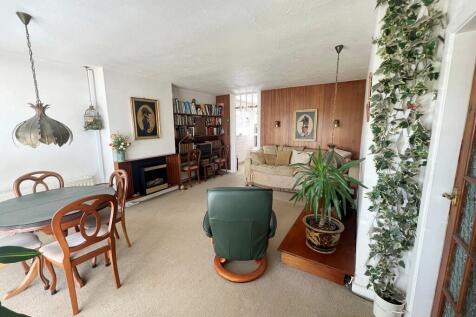 Lounge through to...