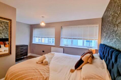Bedroom 1 (3).jpg