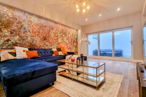 Living Room (3).jpg
