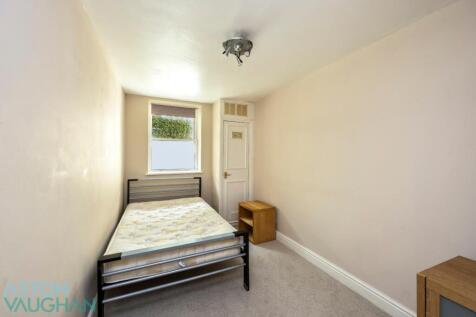 Eaton Place , Basement Flat-006.JPG