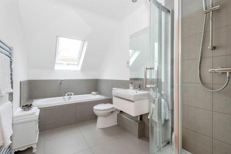 En suite bath/shower room 