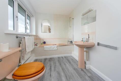 Bedroom 1 en suite bathroom