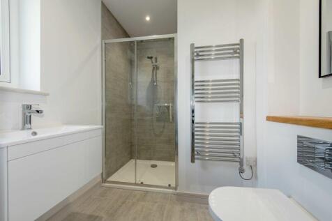 En suite shower room (7a)