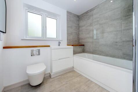 Family bath/shower room (7a)