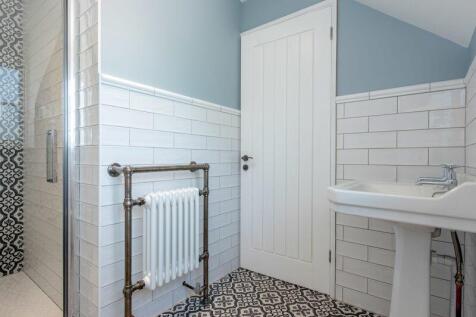Guest bedroom en suite shower room