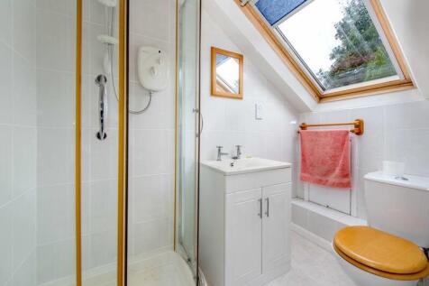 Principal bedroom shower room